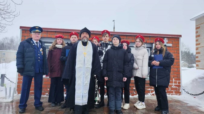 Митинг в Ефимово: школьники чтут память защитников Отечества